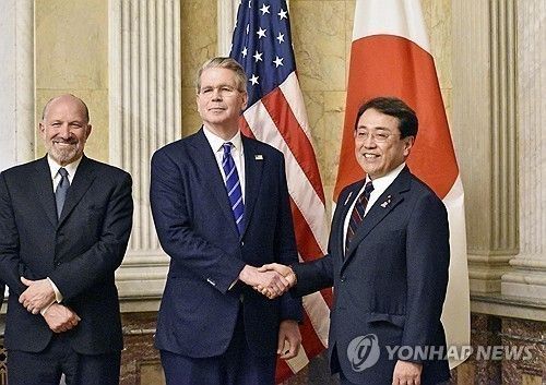 미일 장관급 관세 회담 이후 실무자들이 기념 촬영을 하고 있다. 연합뉴스 제공