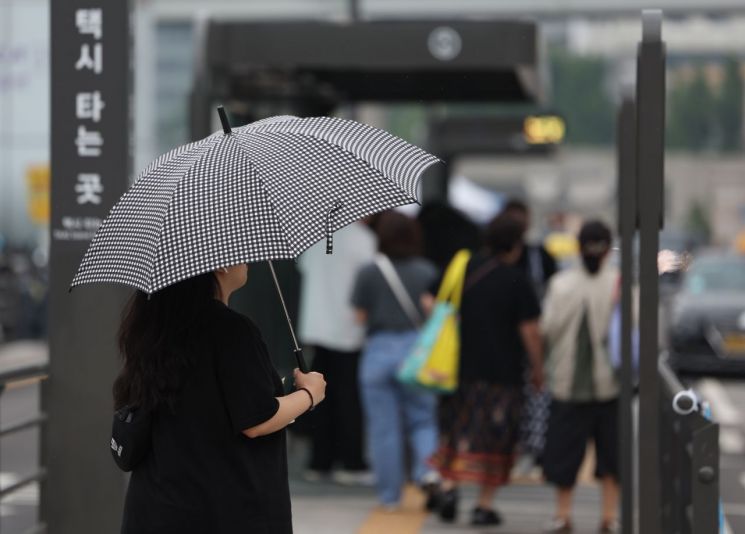 광주·전남 지역에 이틀째 강한 비가 이어지며 장성 150㎜ 등 누적 강수량을 기록한 가운데, 함평에서는 빗길 연쇄 추돌로 5명이 다치고 광주·전남에서 나무 쓰러짐과 도로 침수 등 총 10건의 비 피해가 접수됐다. 연합뉴스