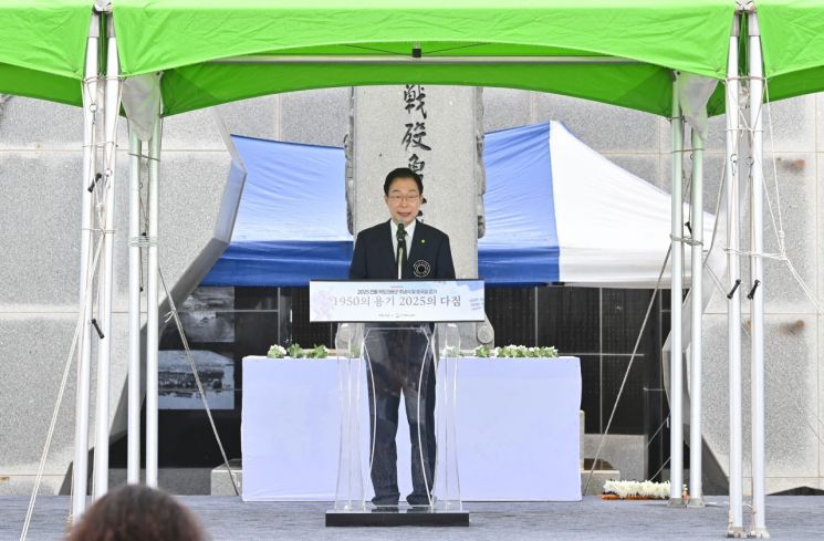 임종식 경북교육감이 영덕 장사상륙작전 전승기념공원에서 학도의용군 추념사를 하고 있다.