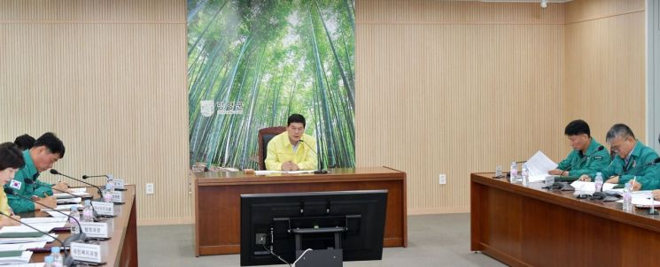 정철원 담양군수가 지난 13일 여름철 집중호우와 태풍 등 자연 재난에 선제적으로 대응하기 위한 긴급 대책회의를 주재하고 있다. 담양군 제공
