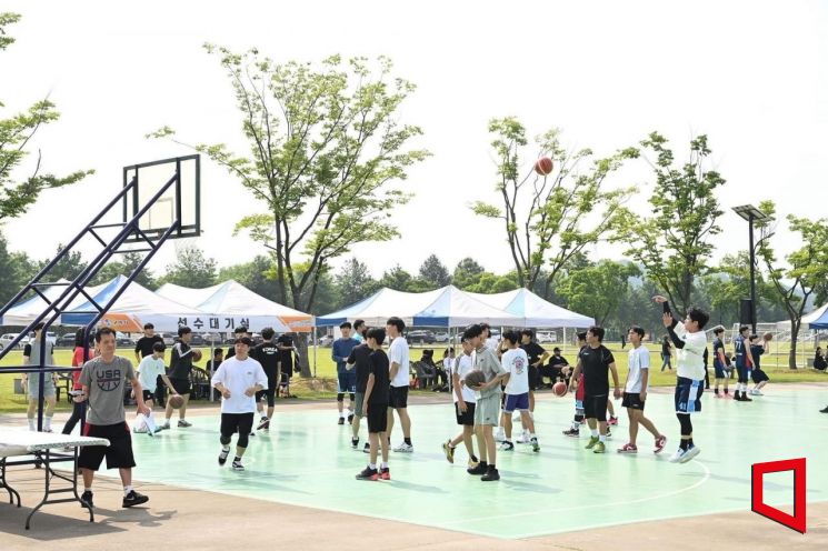 경북 구미시가 전국 최대 규모 길거리 농구 참가선수들이 경기전 가볍게 몸을 출고 있다.