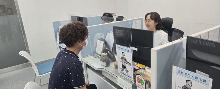 양천구 금연클리닉 프로그램에 참여해 상담받고 있는 구민. 양천구 제공.