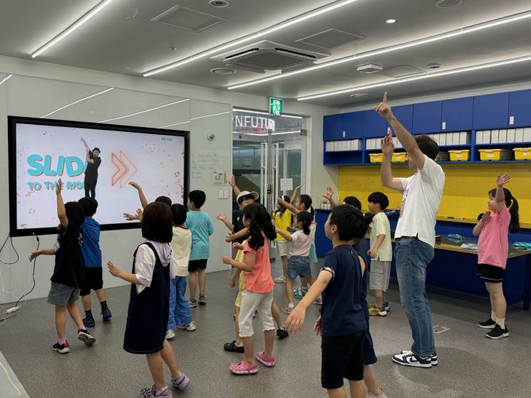지난해 여름방학 원어민 영어캠프 모습. 송파구 제공.