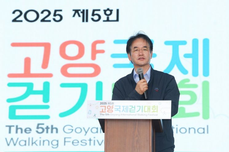 이동환 고양특례시장이 지난 14일 일산 호수공원 노래하는 분수대 일대에서 열린 '2025 제5회 고양국제걷기대회'에 참석해 인사말을 하고 있다. 고양특례시 제공