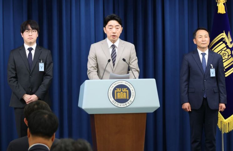 강훈식 대통령비서실장이 15일 서울 용산 대통령실에서 인선 발표를 하고 있다. 연합뉴스