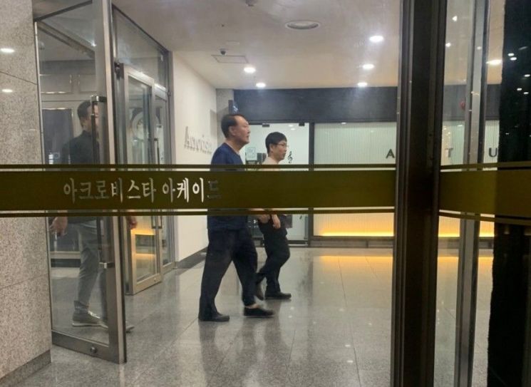 윤석열 전 대통령이 반소매 차림으로 서울 서초구 아크로비스타 상가를 경호원들과 활보한다는 목격담이 나왔다. 엑스(X·옛 트위터) 캡처