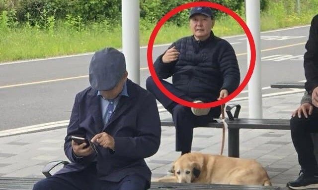 지난달 5일 서울 동작대교 부근 한강공원에서 포착된 윤석열 전 대통령. 온라인 커뮤니티 캡처