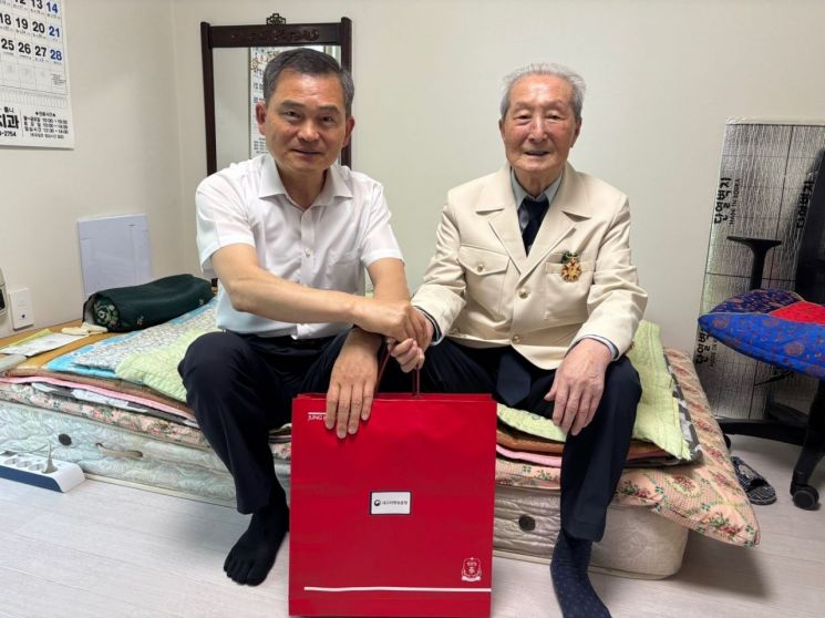 호국보훈의 달 6·25 참전유공자에 위문 방문하는  대구지방보훈청. 대구지방보훈청 제공