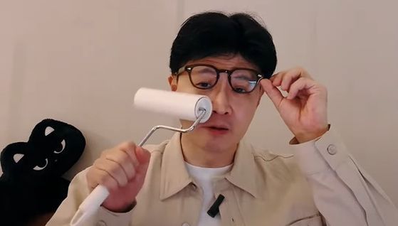 한동훈 전 국민의힘 대표가 얼굴 곳곳에 돌돌이(먼지 제거용 테이프)를 굴리고 있다. 유튜브 채널 '한동훈'