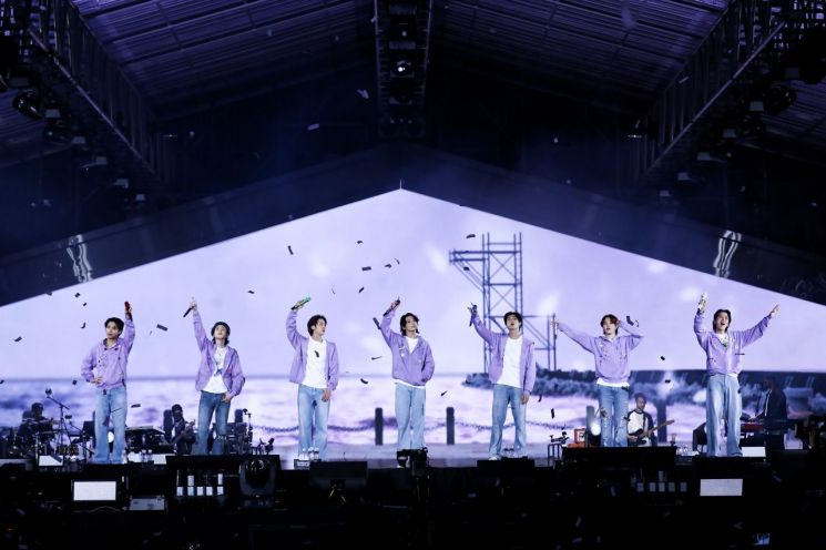 방탄소년단이 2022년 10월 2030 부산세계박람회 유치 기원 콘서트 ‘BTS in BUSAN’에서 입대 전 마지막 완전체 무대를 펼치고 있다. 빅히트뮤직