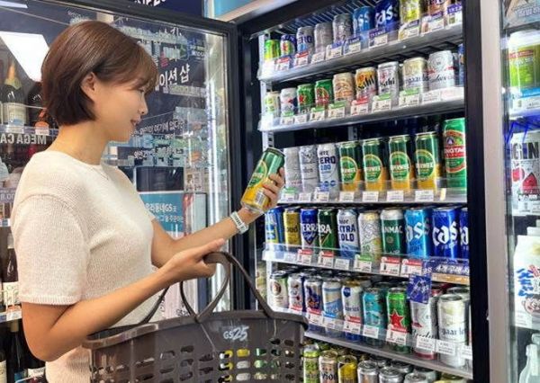고객이 GS25에서 5캔 5000원 행사로 1캔당 1000원에 구매할 수 있는 ‘코퍼웍캔500ml’ 발포주를 살펴보고 있다. GS25 제공.