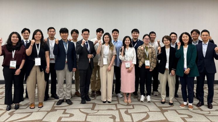 지난 13~14일 미국 메릴랜드에서 열린 '2025 재미한인제약인협회(KASBP) 춘계 심포지움'에서 수상자와 관계자들이 단체 사진을 촬영하고 있다. 사진제공=GC녹십자