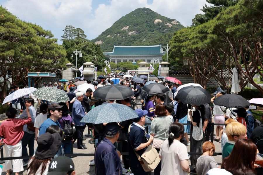 청와대 입장 순서 기다리는 관람객들. 연합뉴스