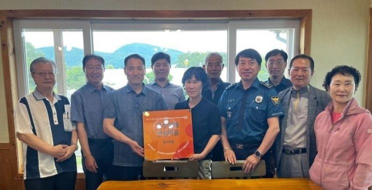 우수 치매안심마을로 지정된 울주군 삼동면 중리마을 주민들이 기념촬영하고 있다. 울주군 제공