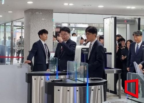 이재명 정부 국정기획위원장을 맡은 이한주 전 민주연구원장이 16일 오전 서울 광화문 정부서울청사 창성동 별관 앞에서 현판식을 연 직후 청사에 입장하면서 손가락으로 위층 회의실을 가리키고 있다. 사진=문혜원 기자