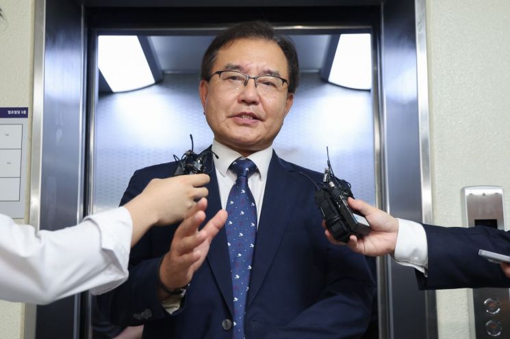 순직 해병 수사 방해 의혹 사건을 수사하는 이명현 특별검사가 16일 서울 서초구 사무실에서 취재진 질문에 답변하고 있다. 연합뉴스