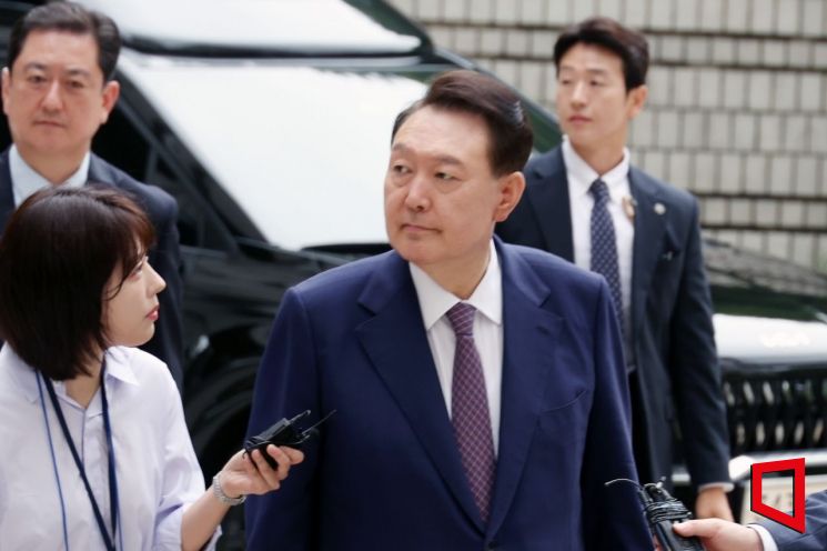 윤석열 전 대통령이 16일 오전 서울 서초구 중앙지방법원에서 열린 내란 우두머리 혐의, 집권남용 권리행사방해 혐의 사건 7차 공판을 받기 위해 법원으로 들어오고 있다. 윤 전 대통령의 법원 출석은 이재명 대통령의 ‘3대 특검’ 임명 후 처음이다. 사진공동취재단