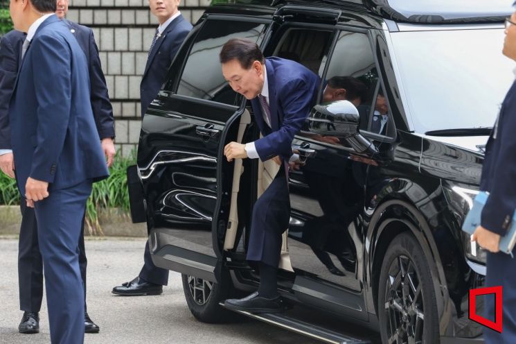 윤석열 전 대통령이 16일 오전 서울 서초구 중앙지방법원에서 열린 내란 우두머리 혐의, 집권남용 권리행사방해 혐의 사건 7차 공판을 받기 위해 법원으로 들어오고 있다. 사진공동취재단