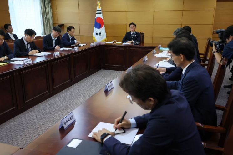 김민석 국무총리 후보자가 16일 서울 종로구 통의동 금융감독연수원에 마련된 청문회 준비단 사무실에서 열린 경제·민생분야 부처 업무보고에서 발언하고 있다. 연합뉴스