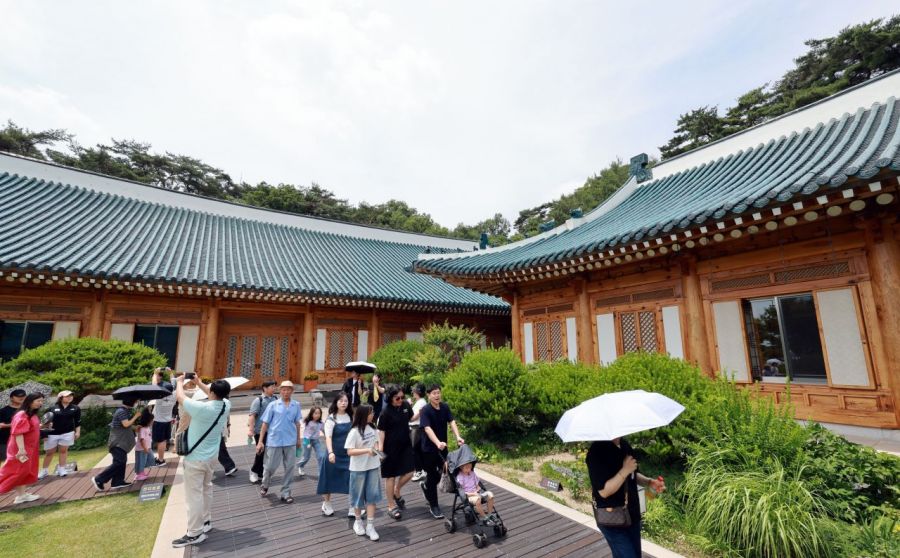 관람객들로 붐비는 청와대 대통령 관저. 연합뉴스