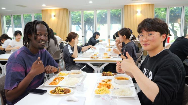 부산대 학생들이 '천원의 아침밥'을 즐기고 있다. 부산대 제공