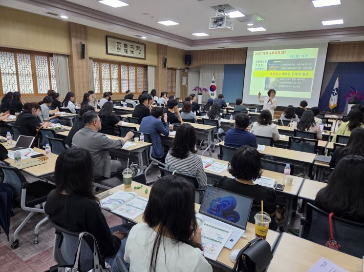 광주교육청이 지난 14일 본청 대회의실에서 진행한 ’2022 개정 국어과 교육과정의 이해 및 수업 적용 방안‘에 참여한 교사들이 충남 용남고 김미정 교사의 강의를 듣고 있다. 광주교육청 제공