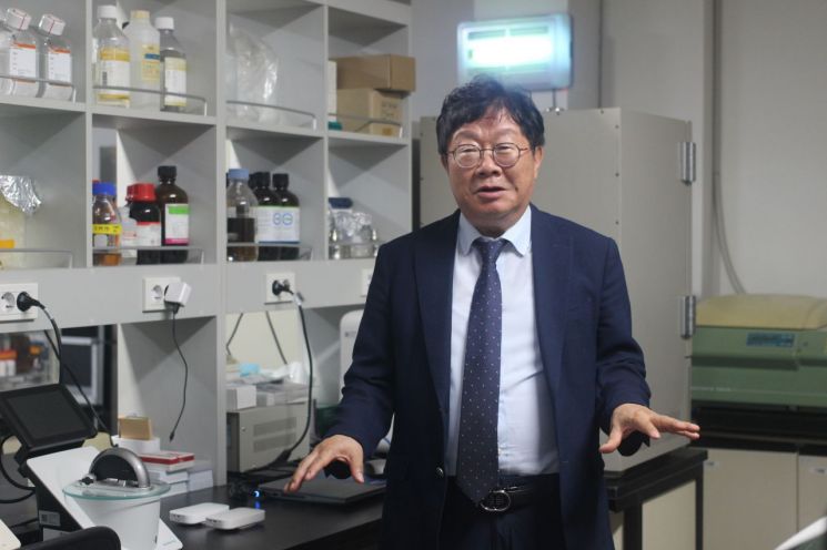 곽병주 지엔티파마 대표가 지난 12일 경기도 용인시 기흥구에 위치한 지엔티파마 본사 연구실에서 기자와 만나 인터뷰하고 있다. 사진=정동훈 기자