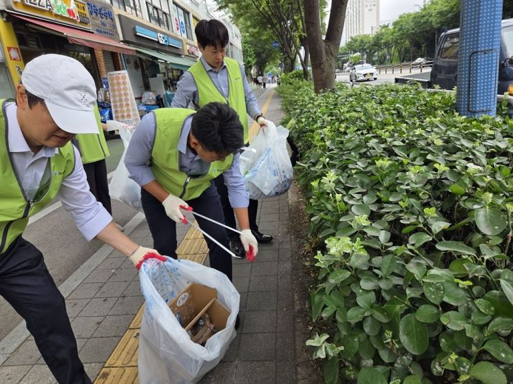 유한양행 직원들이 창립 99주년을 맞아 각 사업장별 임직원들이 함께 참여하는 '창립기념 나눔주간' 행사에서 봉사활동에 나서고 있다. 사진제공=유한양행