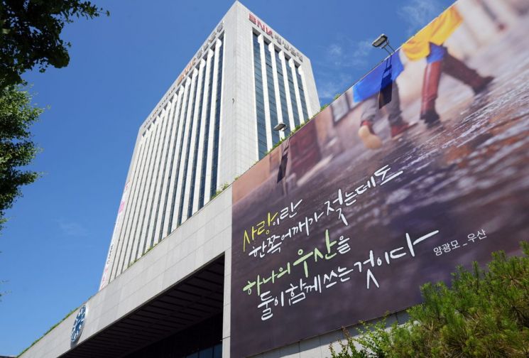 BNK경남은행, '사랑이란 한쪽 어깨가 젖는데도 하나의 우산을 둘이 함께 쓰는 것이요'