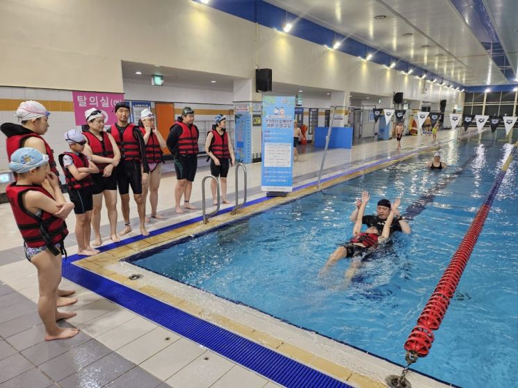 창원시설공단, 가족과 함께하는 생존수영교실 운영