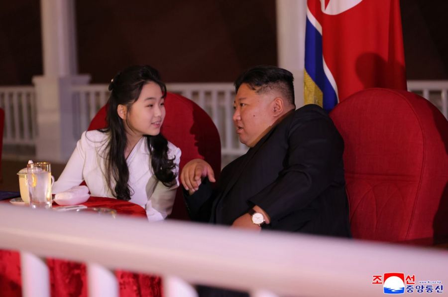 김정은 위원장과 함께 구축함 진수식에 참석한 김 위원장과 딸 주애(오른쪽). 조선중앙통신