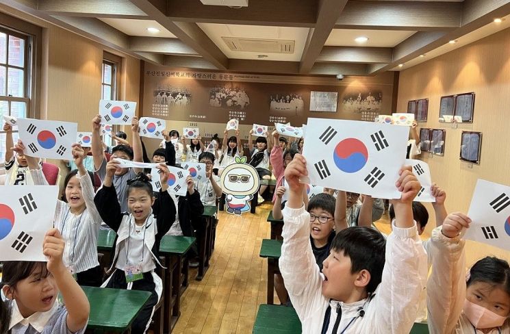아이들이 만세운동을 재연하고 있다. 부산보훈청 제공