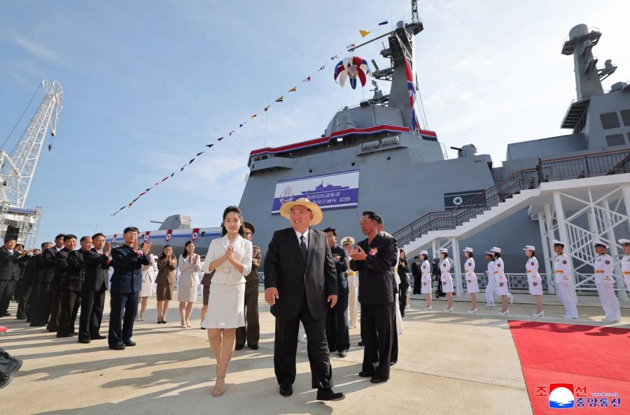 북한이 지난 12일 라진조선소에서 새로 건조한 해군 구축함을 '강건호'로 명명하고 진수기념식을 개최했다고 조선중앙통신이 13일 보도했다.