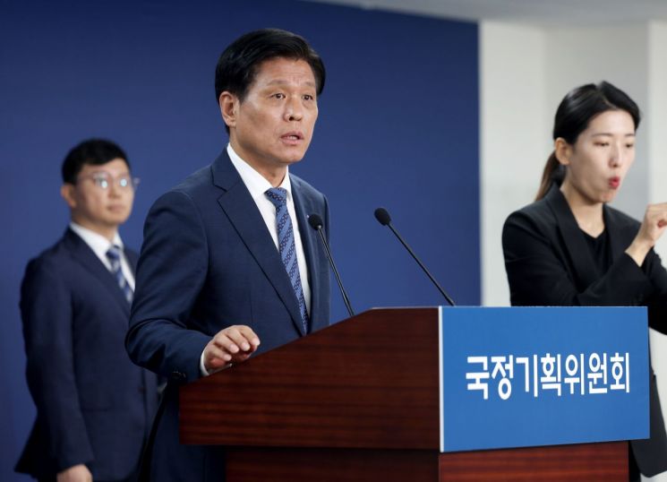 국정기획위원회가 출범한 16일 서울 종로구 정부서울청사 창성동 별관에서 국정기획위 대변인을 맡은 조승래 더불어민주당 의원이 1차 전체회의 관련 브리핑을 하고 있다. 연합뉴스