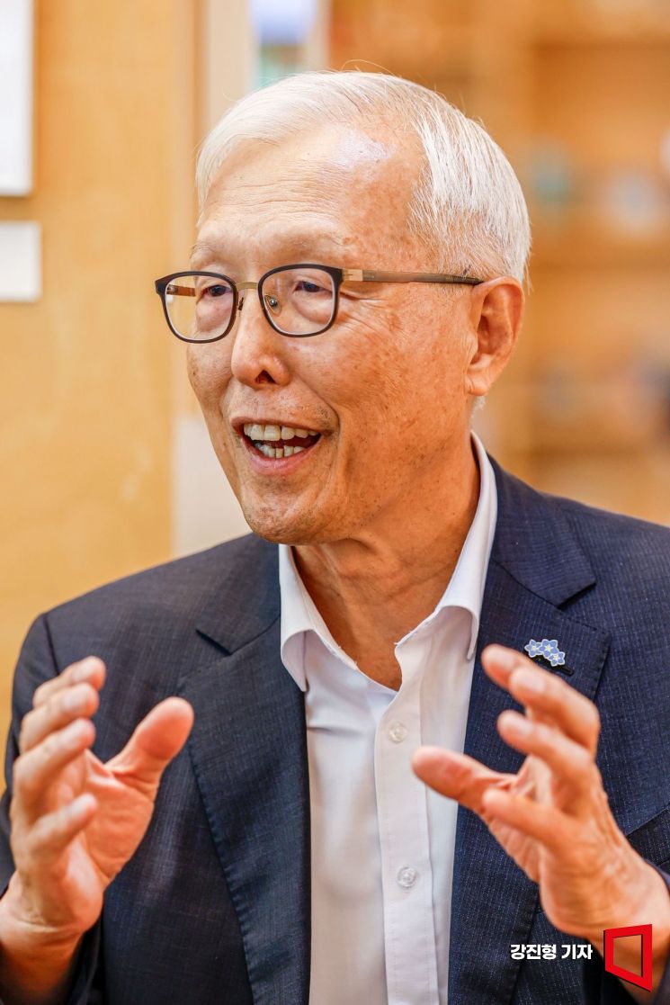 신각수 전 주일대사가 16일 서울 종로구 카페느티에서 인터뷰 하고 있다. 강진형 기자