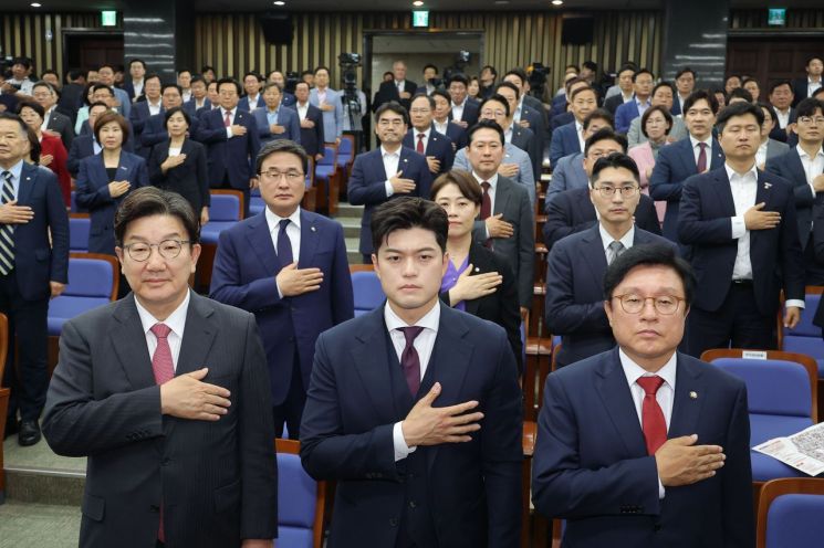 국민의힘 권성동 원내대표와 김용태 비상대책위원장이 16일 서울 여의도 국회에서 열린 원내대표 선출 선거 의원총회에서 국기에 경례하고 있다. 연합뉴스