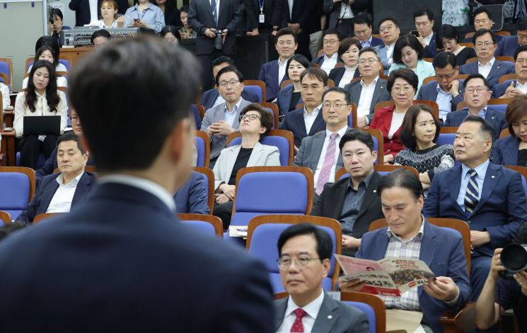 16일 서울 여의도 국회에서 열린 원내대표 선출 선거 의원총회에서 국민의힘 의원들이 김용태 비상대책위원장의 인사말을 듣고 있다. 연합뉴스