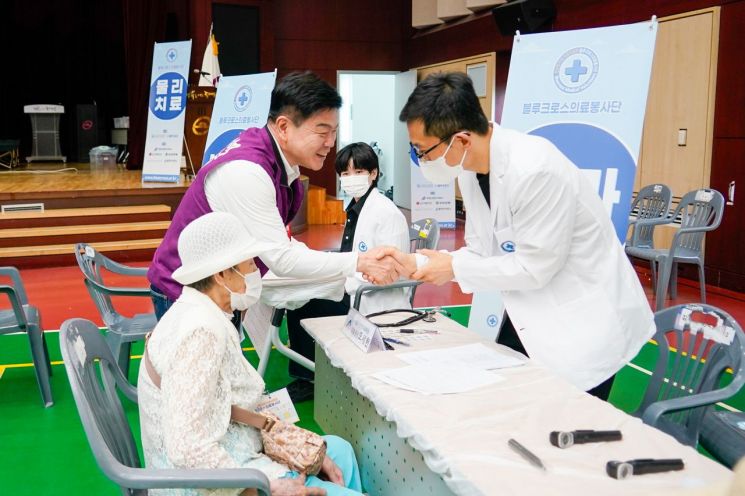 이필형 동대문구청장이 블루크로스 의료진을 격려하고 있다. 동대문구 제공.