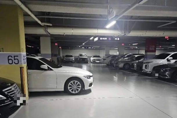 한 아파트 지하 주차장에서 차체가 반쯤 통행로로 튀어나오게 주차된 BMW 차량이 포착됐다. 보배드림