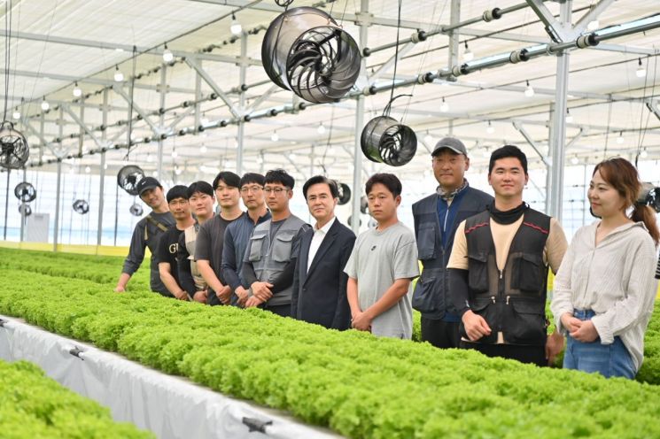 충남 귀농 청년, 스마트팜으로 1년만에 1.5억원 벌어 