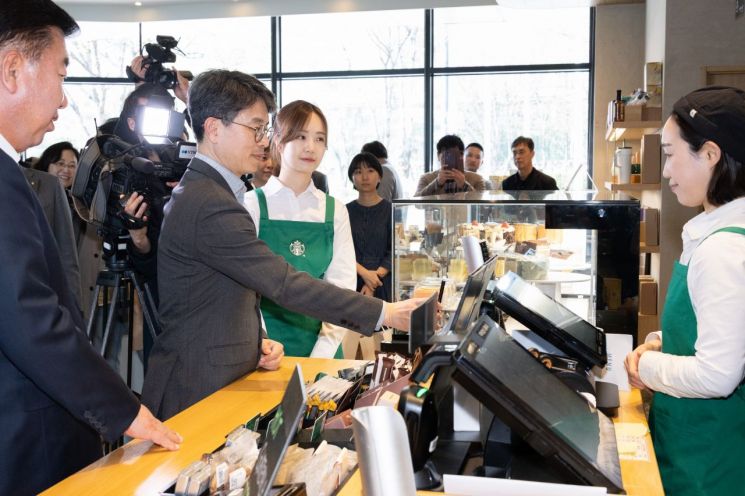 환경부, 맞춤형 일회용 컵 회수·보상을 위한 자발적 협약 체결    (서울=연합뉴스) 김완섭 환경부 장관이 10일 충북 청주시 스타벅스 청주 분평점에서 '맞춤형 일회용 컵 회수·보상을 위한 자발적 협약'을 체결한 후 일회용 컵 반납을 통한 에코별 포인트 적립을 체험하고 있다. 2025.4.10 [환경부 제공. 재판매 및 DB 금지]    photo@yna.co.kr(끝)＜저작권자(c) 연합뉴스, 무단 전재-재배포, AI 학습 및 활용 금지＞