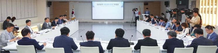 강기정 광주시장이 16일 오후 시청 중회의실에서 열린 '대선공약 국정과제 반영 TF 회의'에 참석, 대선공약 반영 현황을 보고받고 있다. 광주시 제공