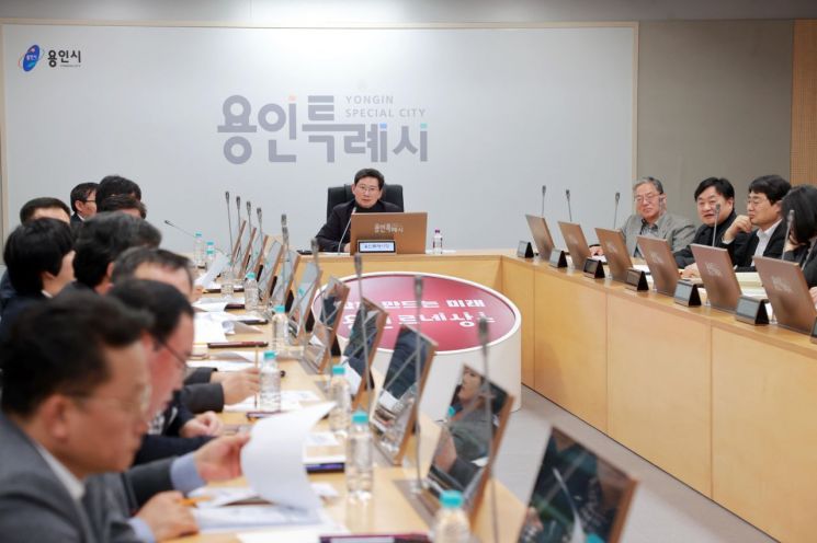 이상일 용인시장이 시청 영상회의실에서 간부회의를 주재하며 공직기강 확립 등을 강조하고 있다. 용인시 제공