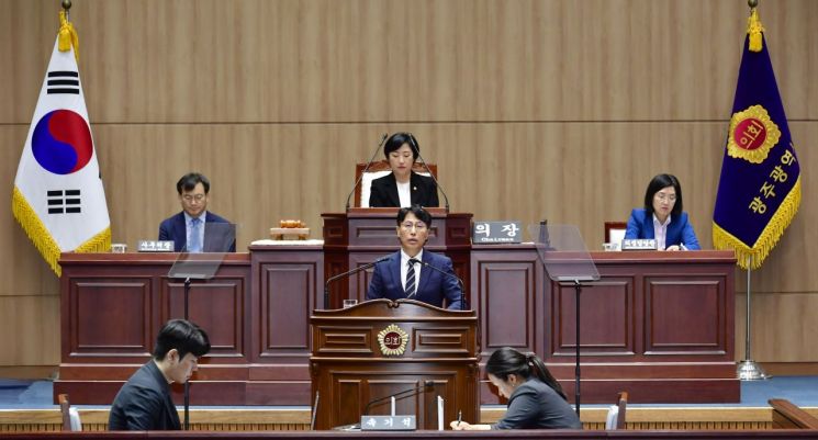 박필순 광주시의회 의원이 16일 제332회 1차 정례회 본회의에서 '긴급현안질문'을 하고 있다. 광주시의회 제공