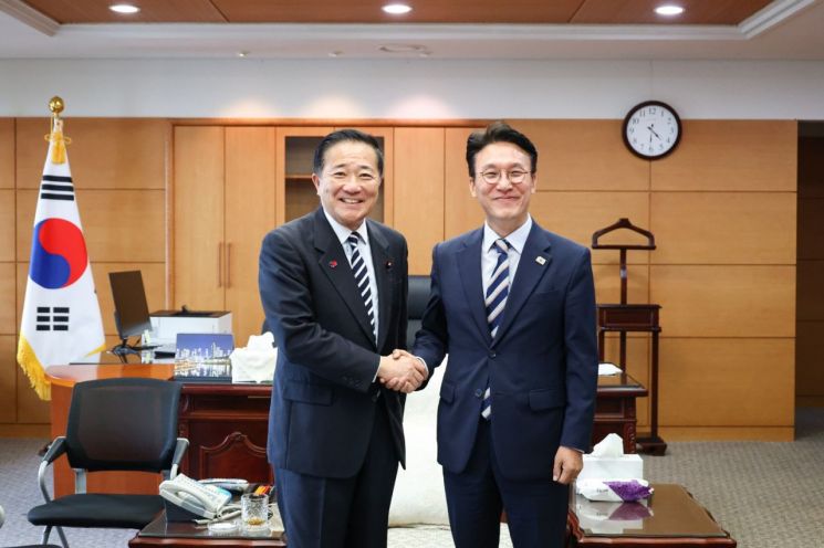 김민석 국무총리 후보자(오른쪽)가 16일 방한 중인 나가시마 아키히사 일본 총리 국가안보 담당 보좌관을 접견하고 기념 촬영을 하고 있다. 국무조정실
