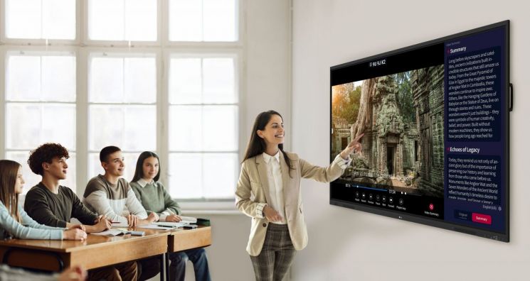 LG 전자칠판 신제품(모델명: TR3DQ)은 수업에 사용되는 영상 자료의 요약을 제공하는 ‘AI 요약(Video Summary)’ 기능으로 학습자의 이해를 돕는다. LG전자