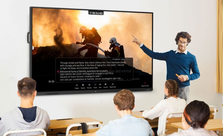 LG 전자칠판 신제품(모델명: TR3DQ)은 수업 내용을 실시간으로 번역해 자막으로 보여주는 ‘AI 실시간 번역(Live Subtitle/Translation)’ 기능으로 외국어를 모르는 학습자도 외국어로 진행되는 수업을 이해할 수 있게 돕는다. LG전자