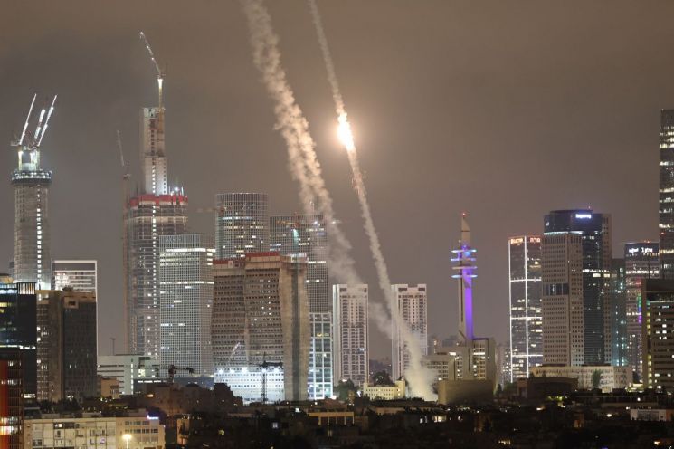 15일(현지시간) 이스라엘 텔아비브에서 방공시스템인 아이언돔(Iron Dome) 미사일이 이란에서 날아온 미사일들을 요격하고 있다. EPA연합뉴스