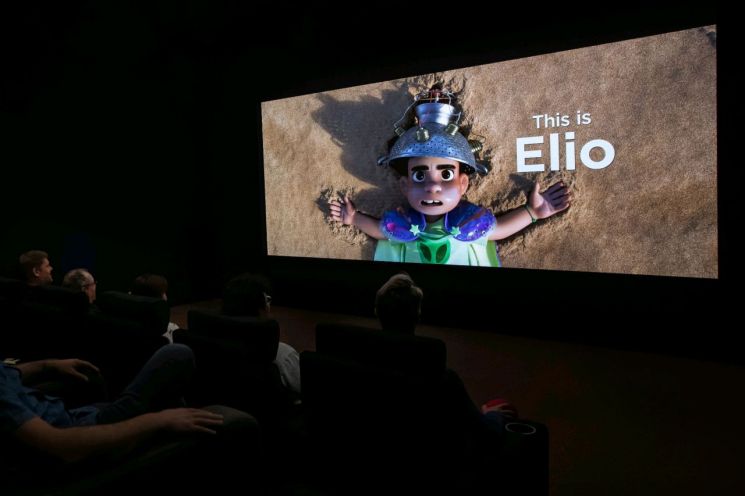 삼성전자가 스페인 바르셀로나에서 열리는 유럽 최대 영화 산업 박람회 '시네유럽(CineEurope) 2025'에 참가해 시네마 LED 스크린 오닉스를 통해 디즈니픽사 신작 영화 '엘리오'를 상영하고 있다. 삼성전자.