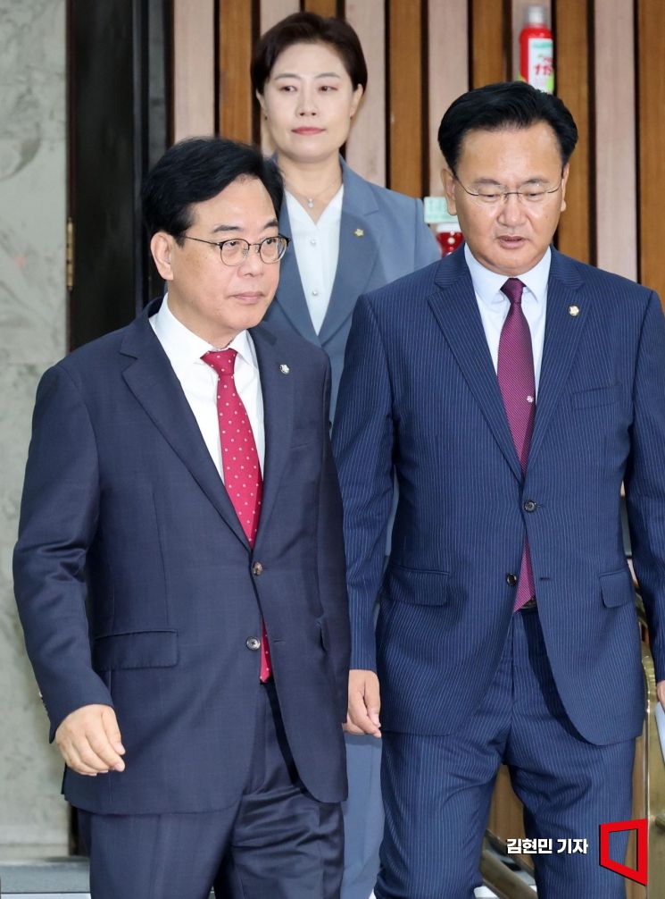 [포토] 첫 원내대책회의 향하는 송언석